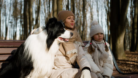 Mutter-Und-Tochter-Im-Park-Mit-Ihrem-Hund