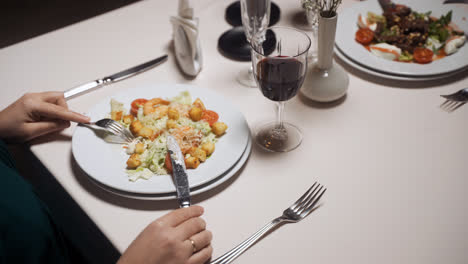 Una-Pareja-Cenando-En-Un-Restaurante