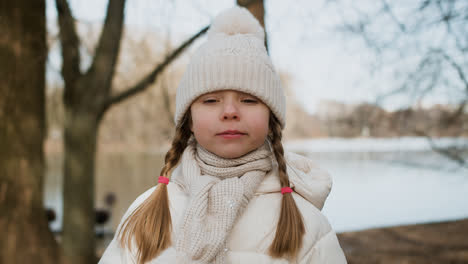 Little-girl-eating