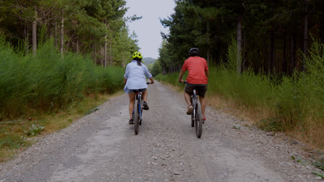 Paar-Fahrrad-Fahren-Im-Freien