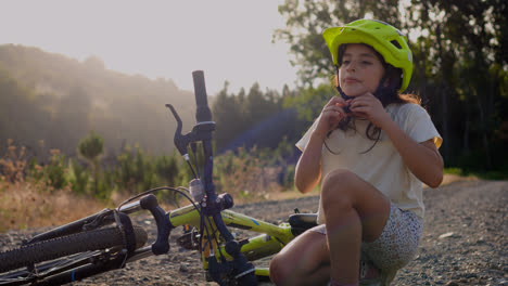 Kid-taking-off-helmet