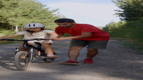 Niño-Aprendiendo-A-Andar-En-Bicicleta