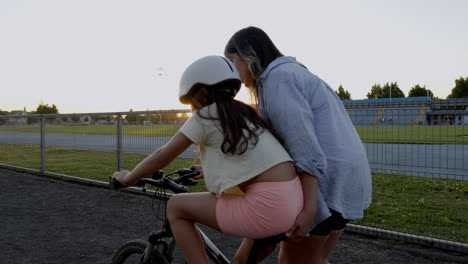 Niño-Aprendiendo-A-Andar-En-Bicicleta