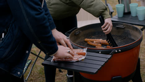 Leute-Beim-Grillen