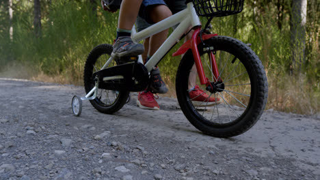 Kind-Lernt-Fahrradfahren