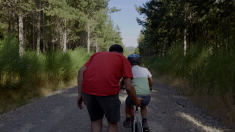 Niño-Aprendiendo-A-Andar-En-Bicicleta