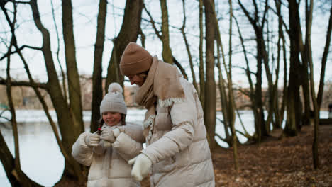 Mamá-E-Hija-Caminando-Juntas