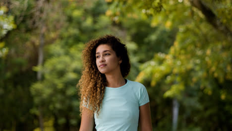 Mujer-Sonriente-Posando-Al-Aire-Libre