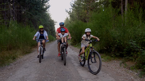 Familia-Andando-En-Bicicleta-Al-Aire-Libre