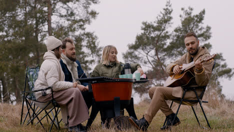 Gente-Haciendo-Un-Picnic