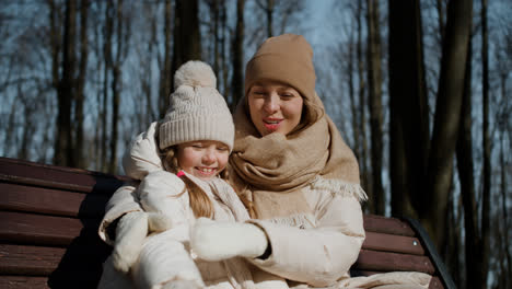 Mamá-E-Hija-En-El-Parque