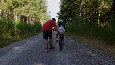 Niño-Aprendiendo-A-Andar-En-Bicicleta