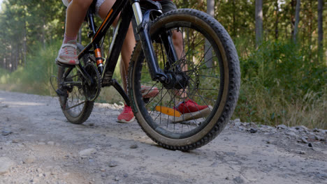 Kind-Lernt-Fahrradfahren