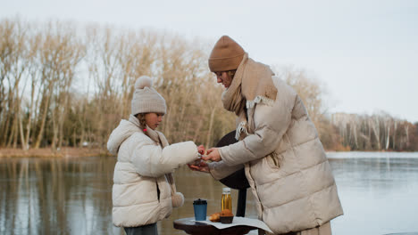 Mutter-Und-Tochter-Essen-Im-Freien