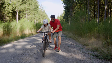 Niño-Aprendiendo-A-Andar-En-Bicicleta