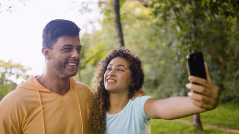 Pareja-Posando-Para-Una-Foto-Selfie