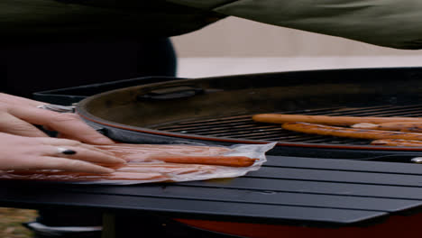 People-having-BBQ