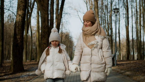 Mutter-Und-Tochter-Gehen-Zusammen-Spazieren