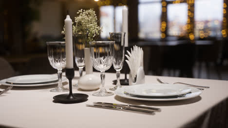 Dining-table-in-an-empty-restaurant