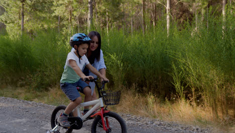 Niño-Aprendiendo-A-Andar-En-Bicicleta