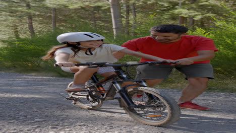 Niño-Aprendiendo-A-Andar-En-Bicicleta