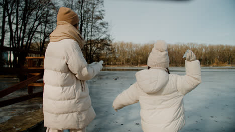 Mutter-Und-Tochter-Spielen-Zusammen