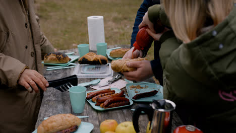 Gente-Haciendo-Un-Picnic