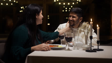 Una-Pareja-Cenando-En-Un-Restaurante