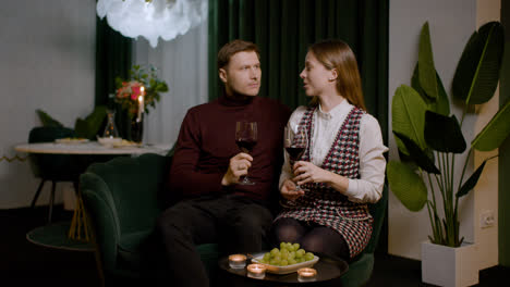 A-couple-drinking-wine