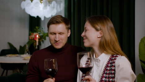 A-couple-drinking-wine