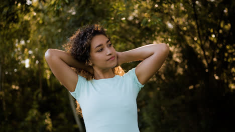 Mujer-Calentando-Al-Aire-Libre