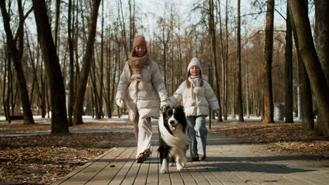 Mutter-Und-Tochter-Gehen-Mit-Hund-Spazieren