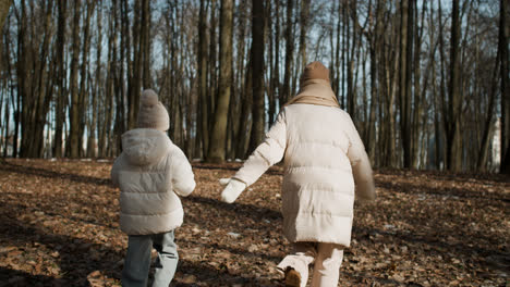 Mutter-Und-Tochter-Spielen-Zusammen