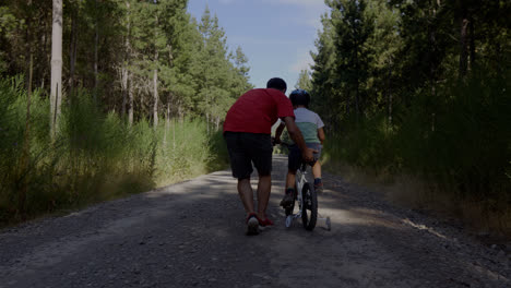 Niño-Aprendiendo-A-Andar-En-Bicicleta