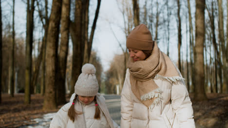 Mutter-Und-Tochter-Gehen-Zusammen-Spazieren