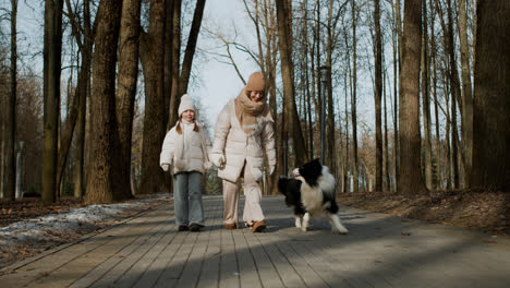 Mamá-E-Hija-Caminando-Juntas