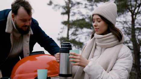 Pareja-Haciendo-Un-Picnic