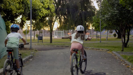 Kinder-Fahren-Fahrrad