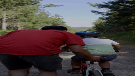 Niño-Aprendiendo-A-Andar-En-Bicicleta