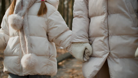 Mutter-Und-Tochter-Gehen-Zusammen-Spazieren