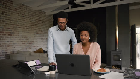 People-having-a-conversation-at-home