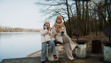 Mutter-Und-Tochter-Essen-Im-Freien