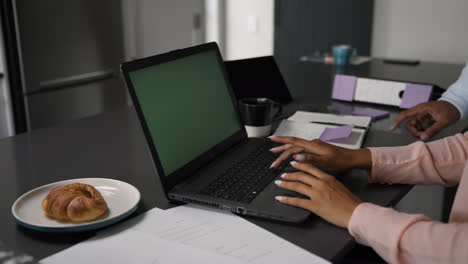 People-having-a-conversation-at-home