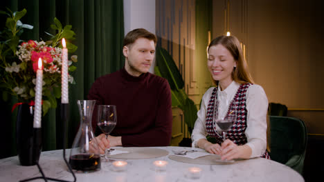 A-couple-drinking-wine