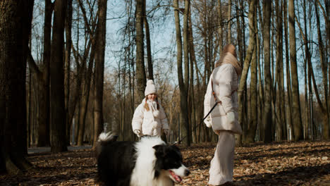 Mamá-E-Hija-Paseando-Con-Perro