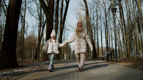 Mamá-E-Hija-Caminando-Juntas