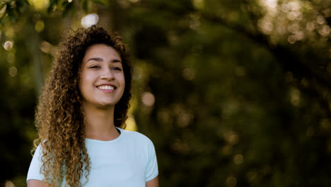 Niña-Feliz-En-El-Parque