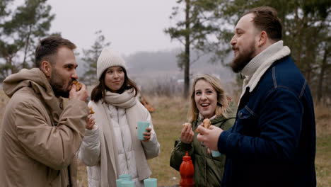 Gente-Haciendo-Un-Picnic