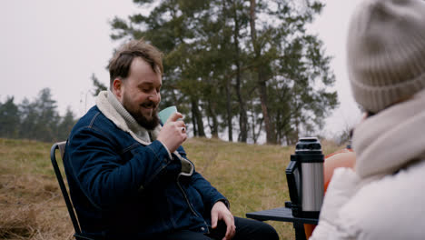 Pareja-Haciendo-Un-Picnic