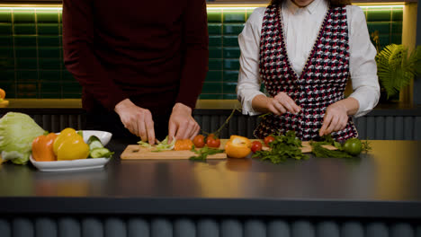 Una-Pareja-Cocinando-Junta